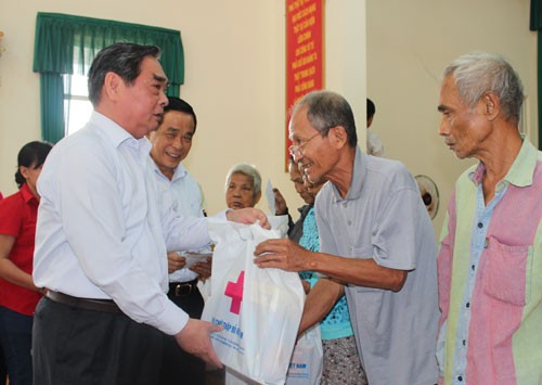 Visiting and presenting Tet gifts at localities  - ảnh 1